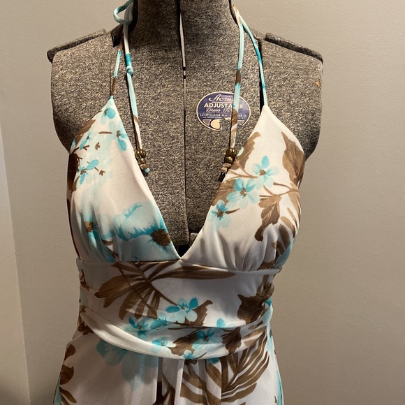 REDUCED 🤍 Large low v neck sundress - Picture 2 of 7